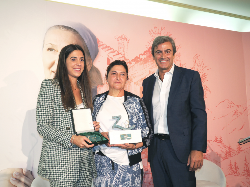 Inmaculada Sarasa, en el centro, flanqueada por la finalista Pilar Arteaga y el director general de Zoetis, Félix Hernáez.