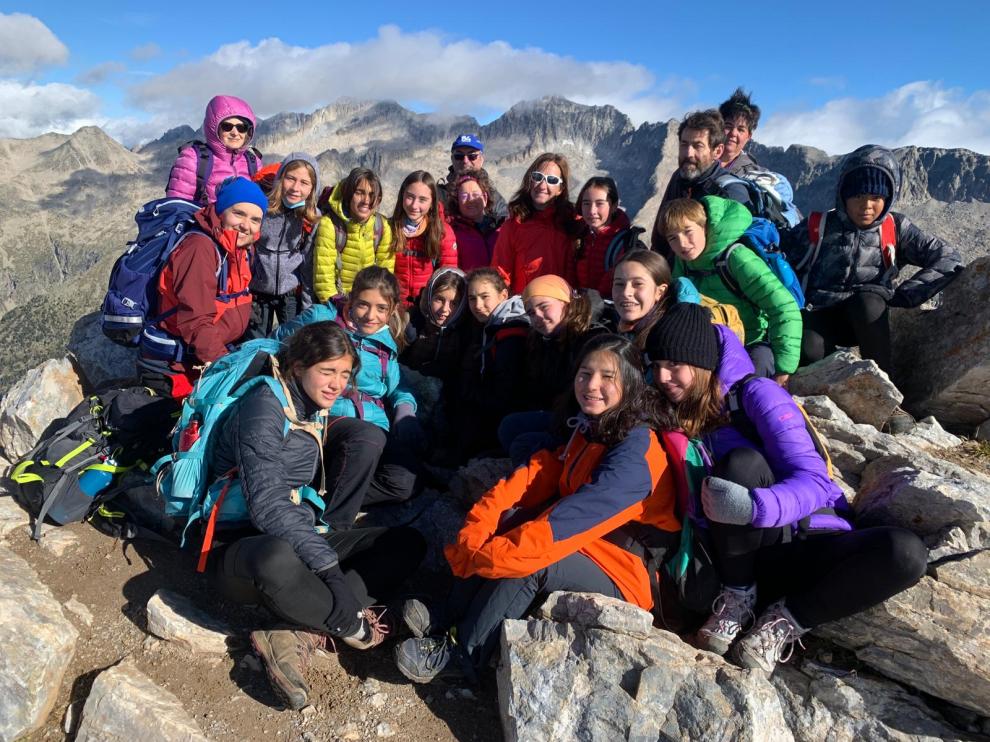 Parte del grupo en la cima del Vallibierna.