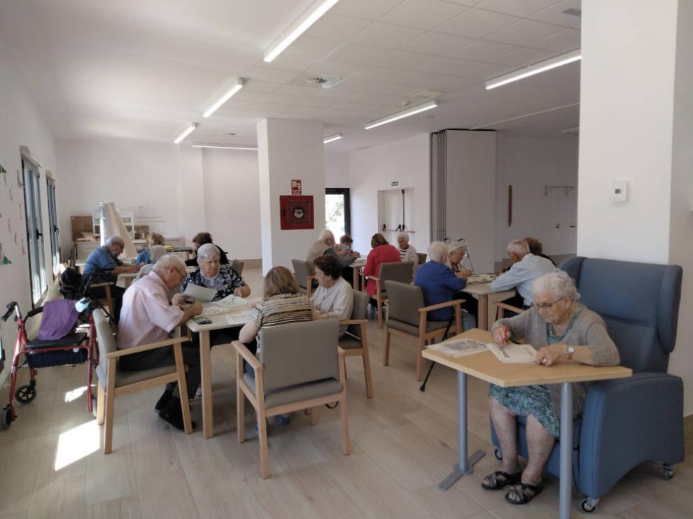 Los talleres grupales ayudan a la socialización y al desarrollo de las personas mayores.