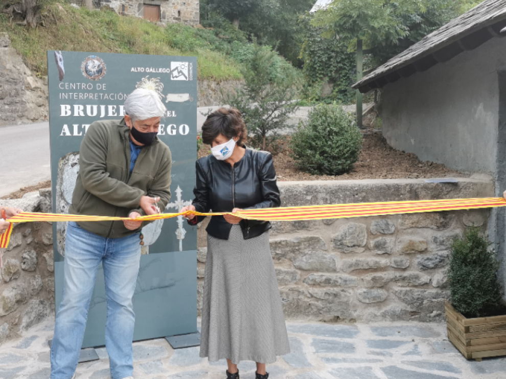 El alcalde de Piedrafita, Esteban Ruiz y la presidenta de la Comarca, Lourdes Arruebo, en el acto de inauguración.