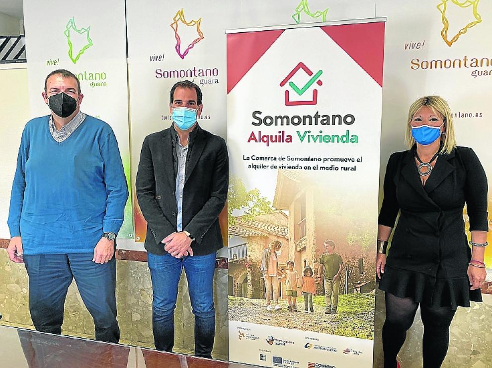 El técnico del Somontano Alquila, Manuel Lorente, el presidente del Somontano, Daniel Gracia, y Tania Castañera, consejera.