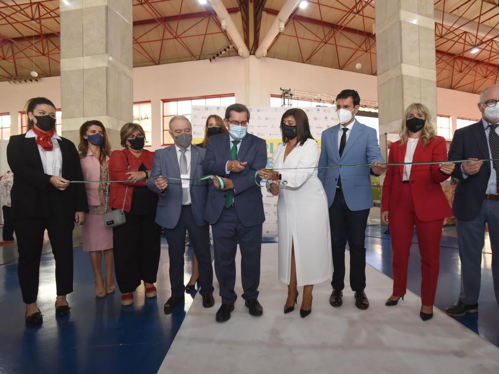 Miguel Gracia junto a otras autoridades en la inauguración de la feria.