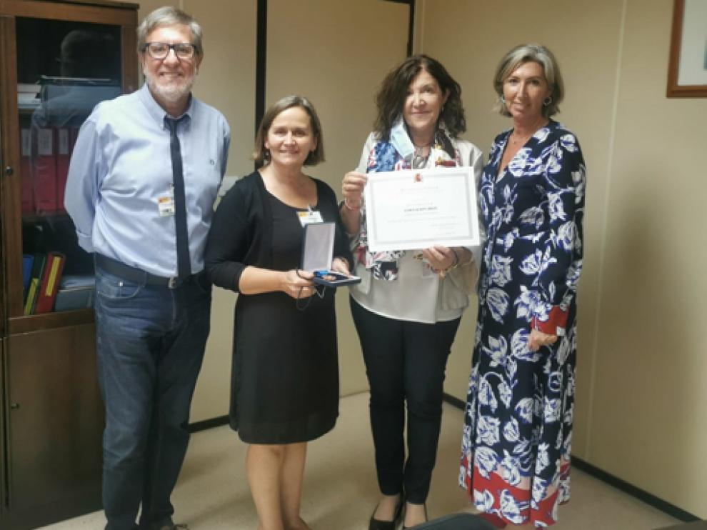 María Sierra, segunda por la izquierda, sostiene la Medalla que recibió en un acto en el centro penitenciario de Zuera.