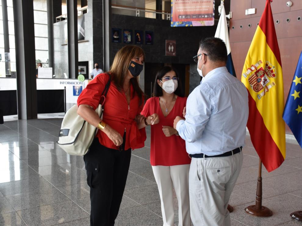 La consejera de Sanidad, Sira Repollés, saluda a la ministra Darias.