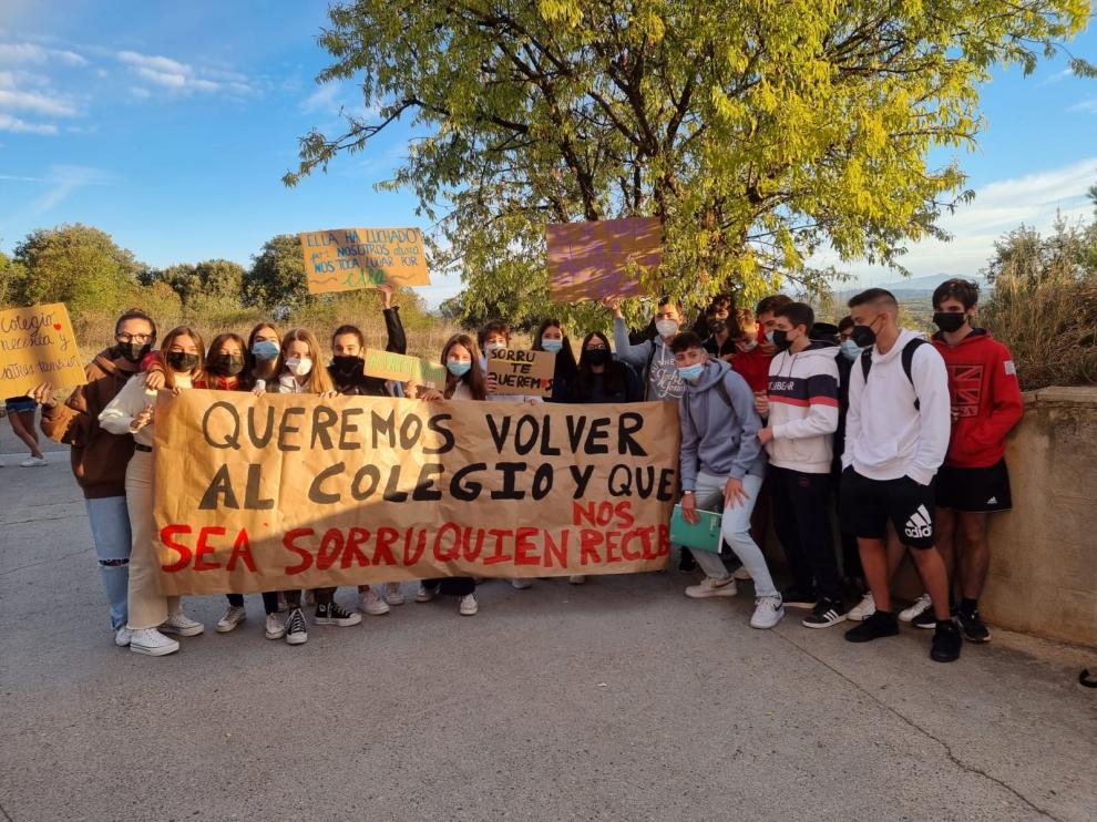 Acto de protesta de escolares contra el traslado de “Sorru”.