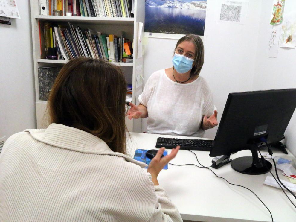 Elena Palacio, responsable de programas del CSIH, atendiendo una consulta.