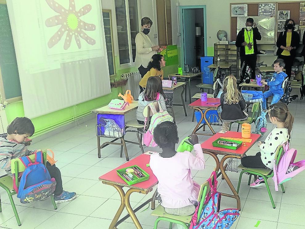 Alumnos del curso pasado del colegio de Azanuy.