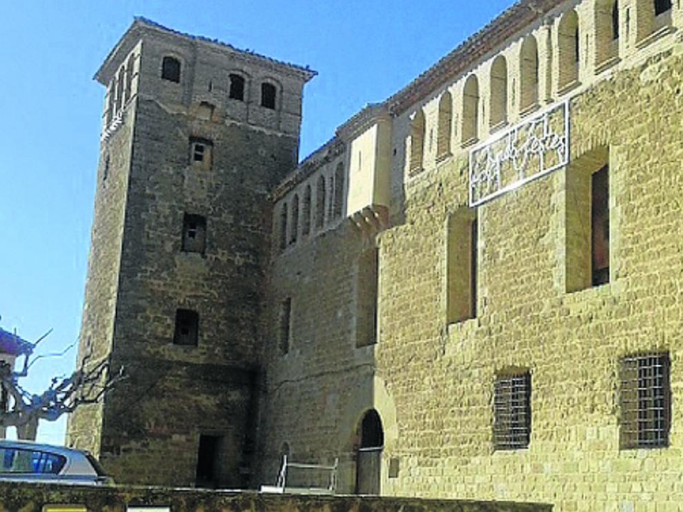 Entrada al castillo y patio de armas de Baells.