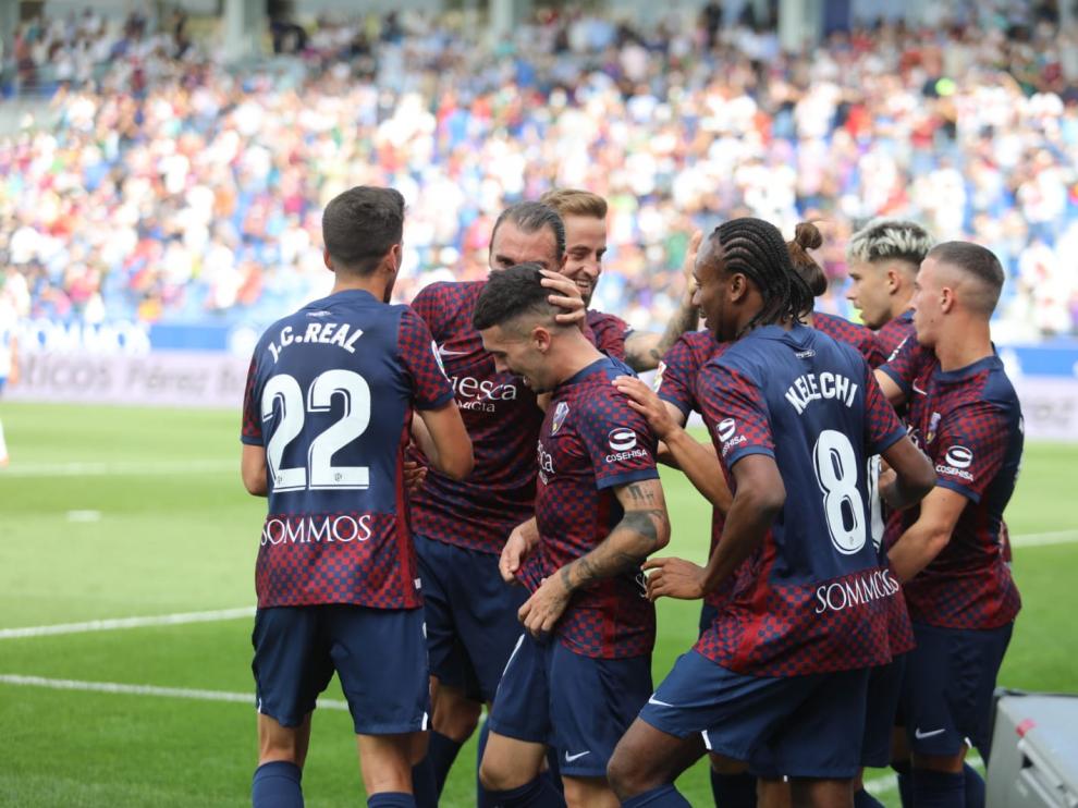 La plantilla ha celebrado el gol de Joaquín.