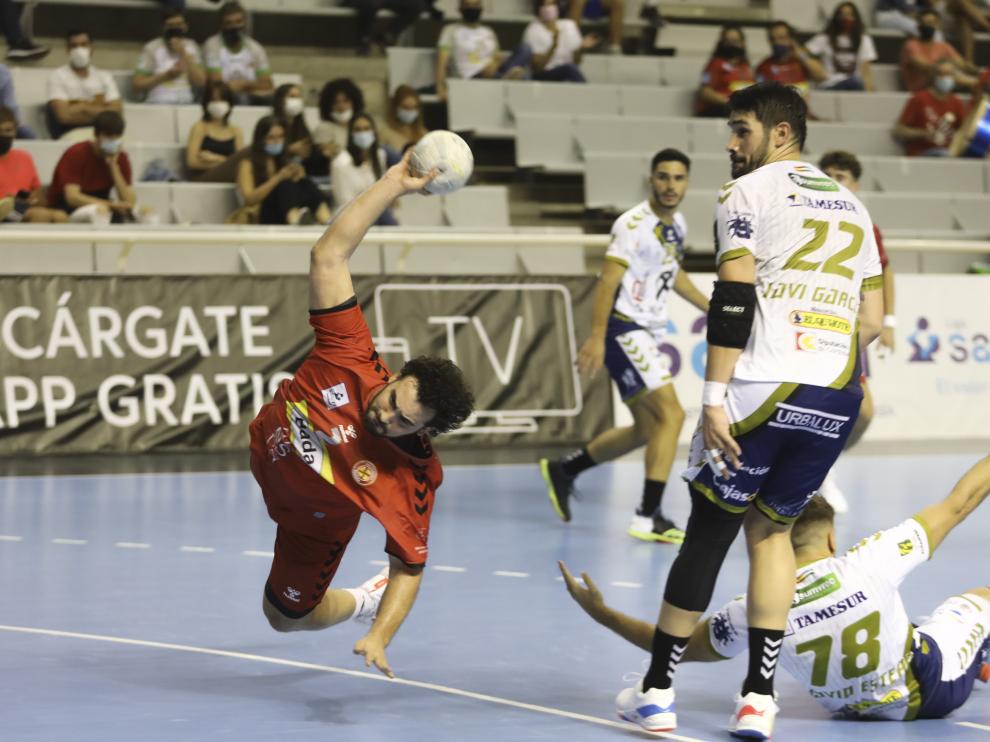 Montoya, uno de los destacados, lanza a la meta pontanesa durante el partido de este sábado
