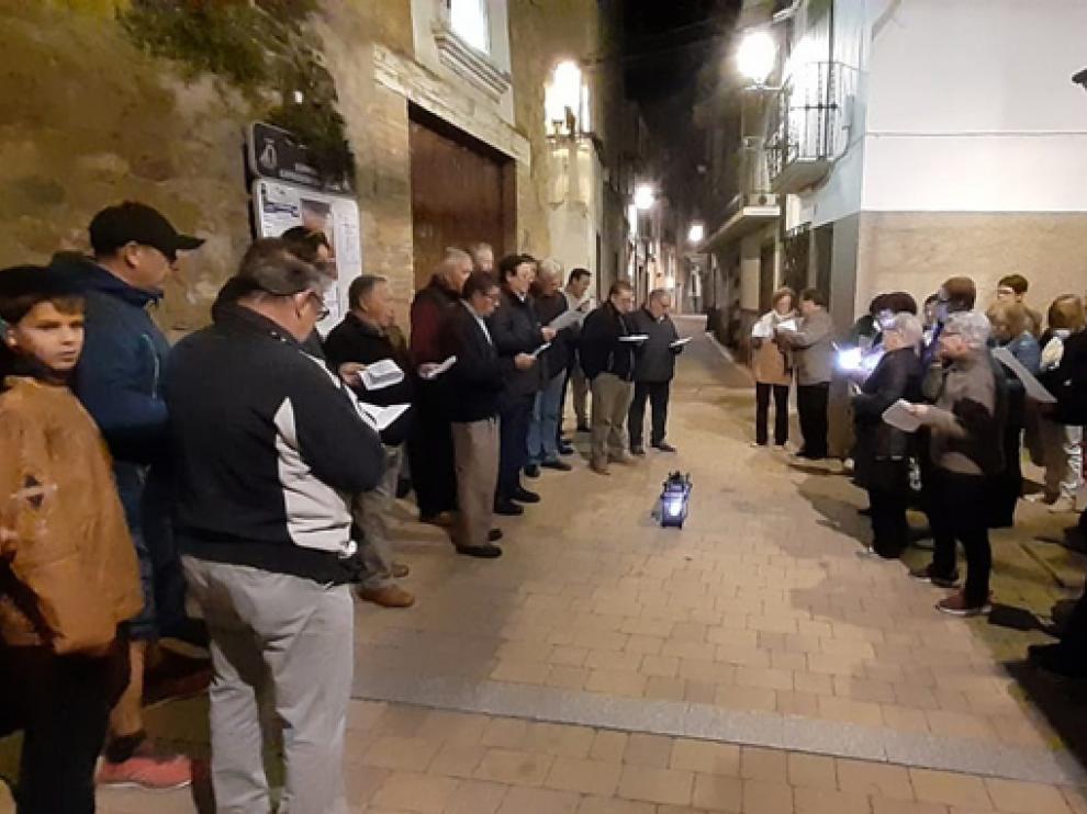 Foto de archivo de participantes en los cánticos de la Despierta, previos a la procesión del Rosario.