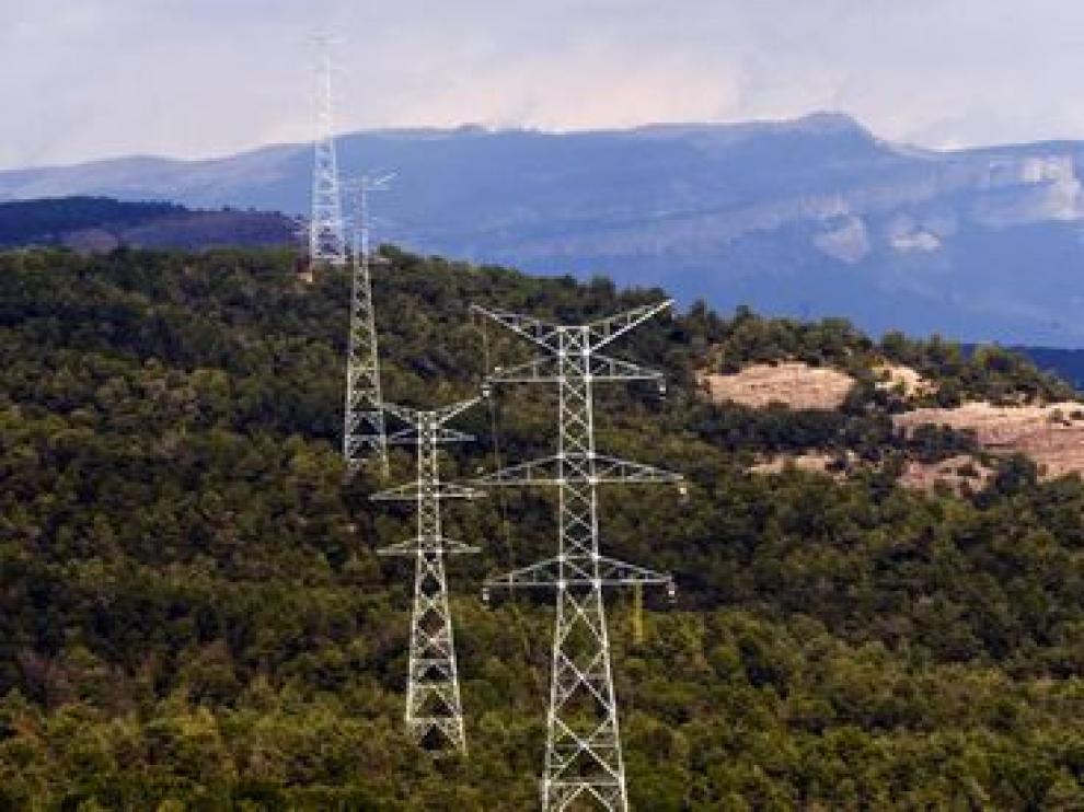 Los vecinos rechazan que las torres de alta tensión invadan su entorno.