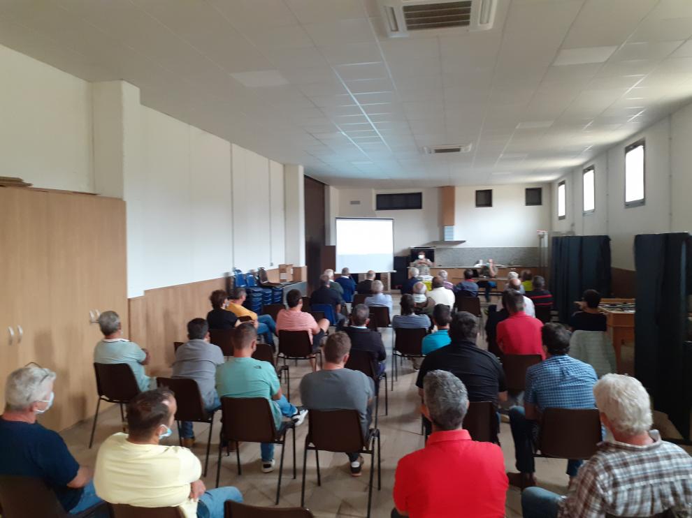 Vecinos en la reunión en Laluenga, este domingo.