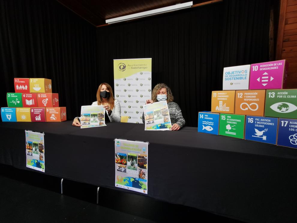La alcaldesa de Sabiñánigo, Berta Fernandez, junto a la concejala de Consumo, Marisa Morillo.