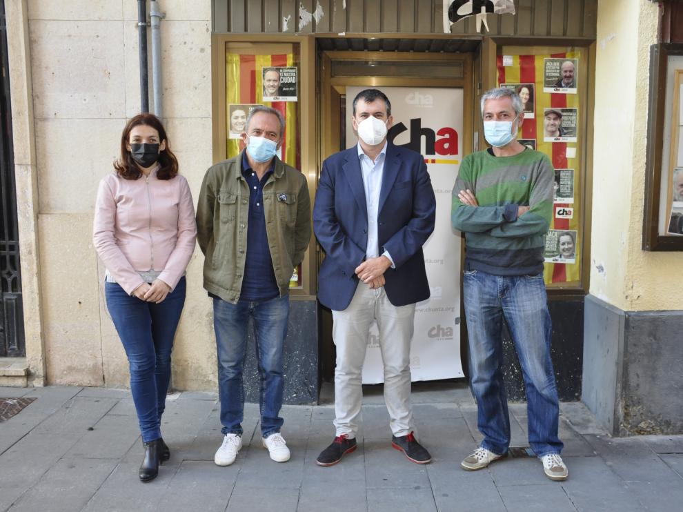 Los ediles jaqueses Laura Climente y Javier Acín, junto a Joaquín Palacín y José Ramón Ceresuela.
