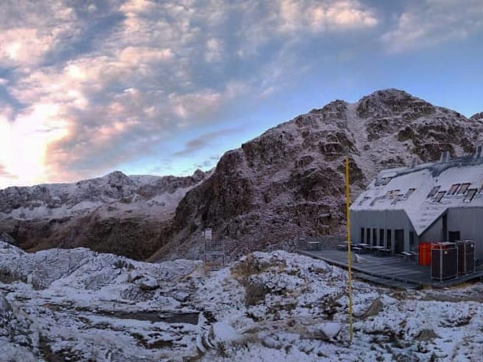 Aspecto que presentaba ayer el entorno del refugio de Cap de Llauset.