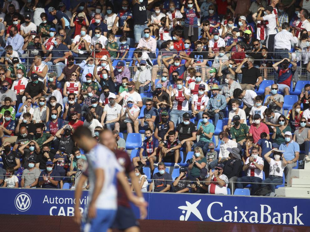 Imagen de afición del Huesca en el partido contra el Tenerife en El Alcoraz.