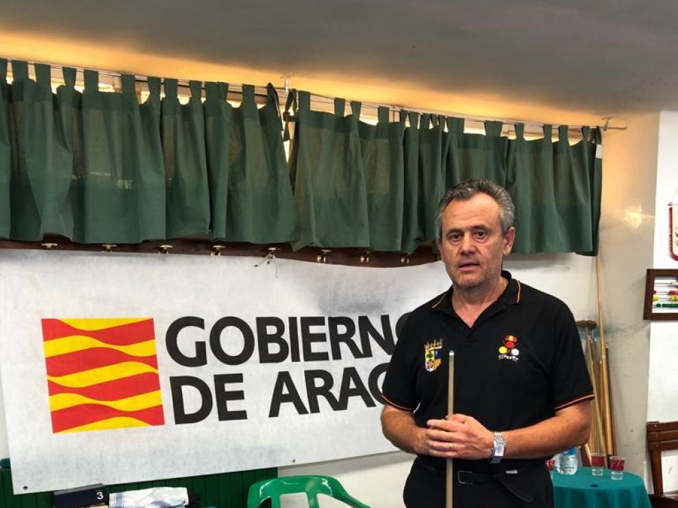 Carmelo Garcés muestra su trofeo.