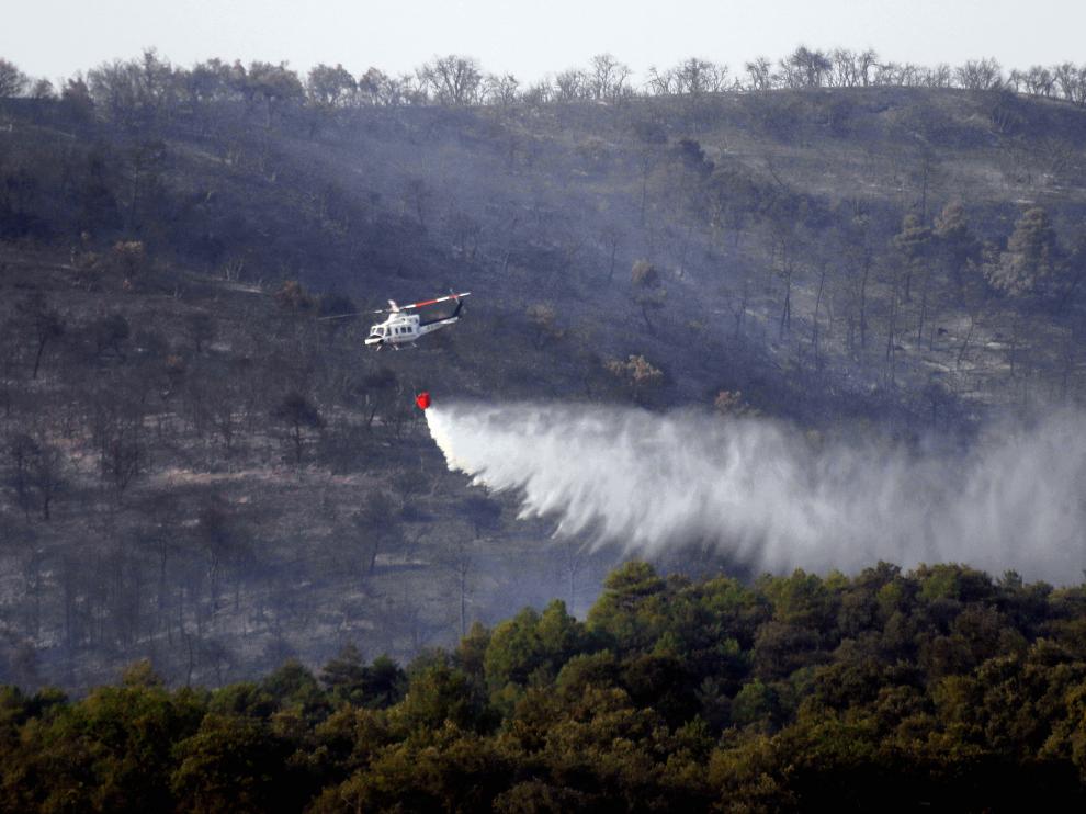 Un helicóptero realiza labores de extinción en el incendio de Torres del Obispo, el pasado mes de julio.