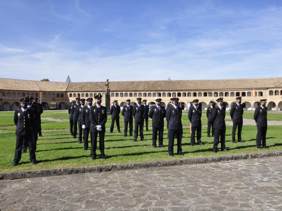 Foto de familia de los policías presentes, junto a la bandera nacional que hay en el patio de armas de la Ciudadela.