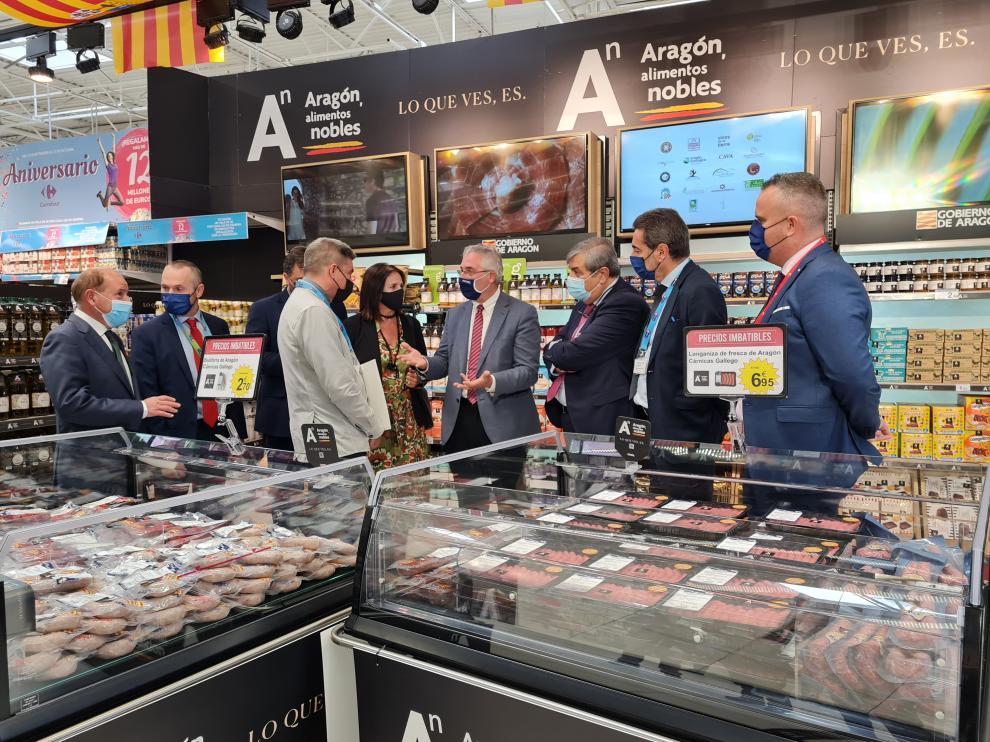 Joaquín Olona durante su visita a Carrefour, cadena adherida a la campaña.