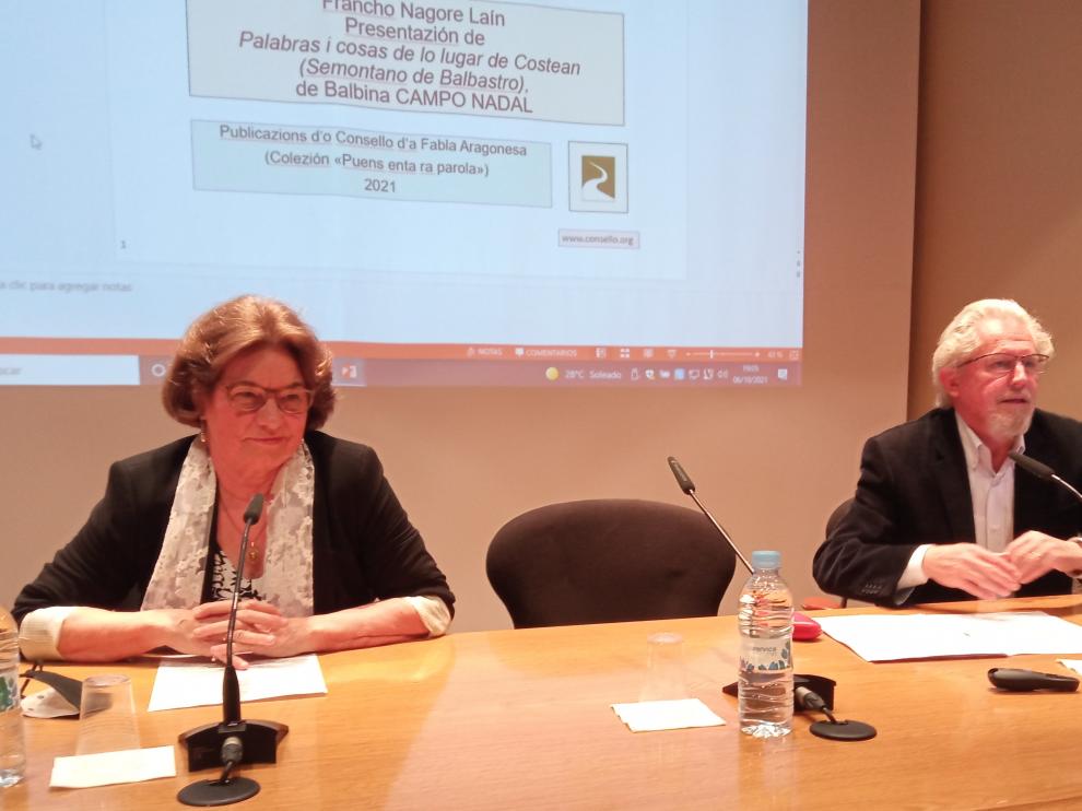 En la imagen de la presentación del libro, Balbina Campo y Francho Nagore.