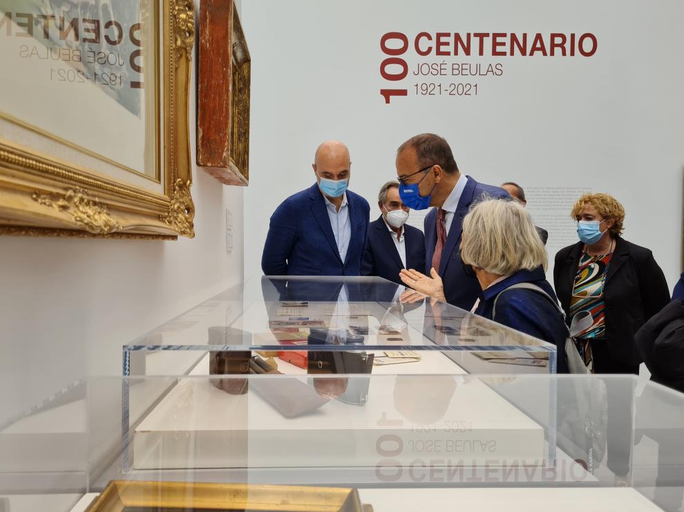 Las autoridades y la viuda de Beulas visitan la exposición.