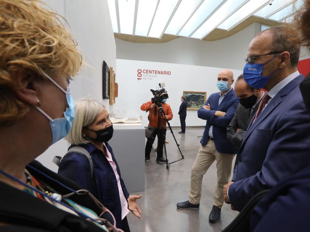 Quimeta Camí (con mascarilla negra), en la inauguración de la nueva exposición del CDAN.