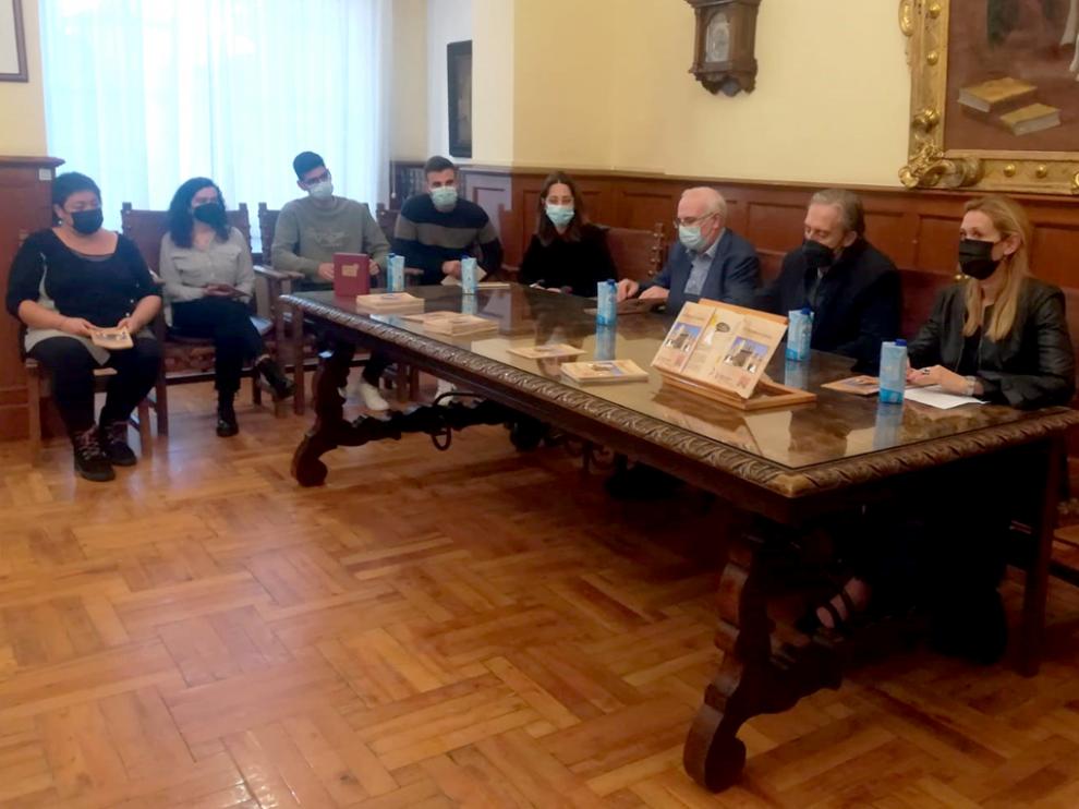 A la izquierda, los estudiantes que han realizado el cuaderno didáctico “De Bolskan a Huesca”.