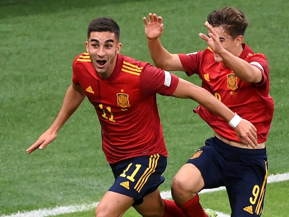 Ferran celebra con Gavi el segundo gol de España ante Italia.