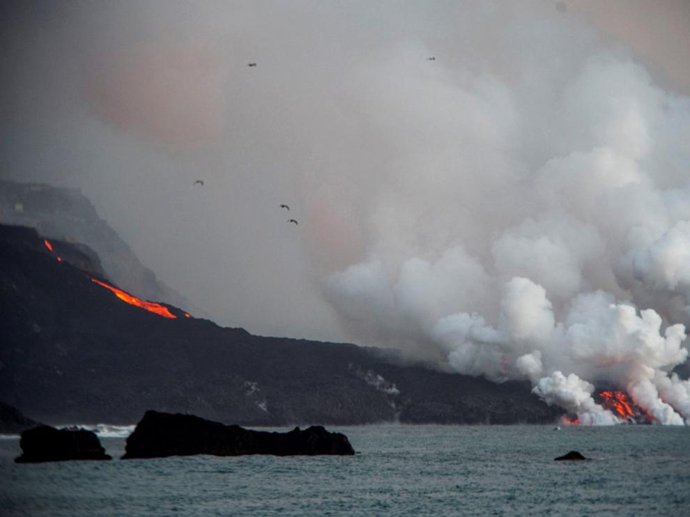 La lava sigue llegando al mar y avanzando terreno.