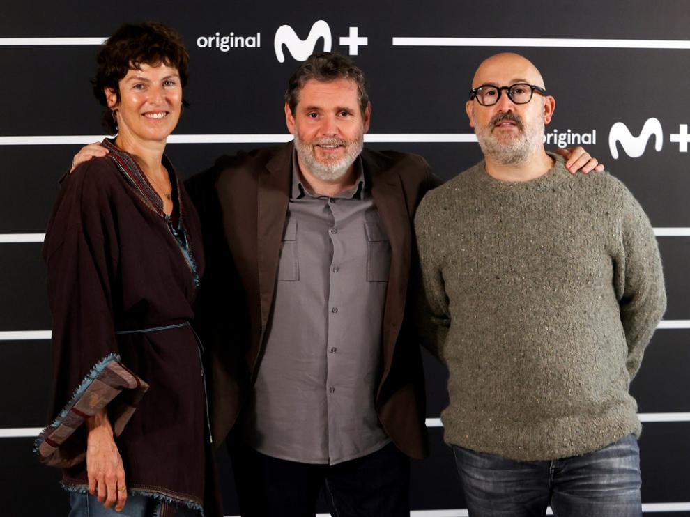 Mónica López y Javier Cámara (derecha) protagonizan la serie, dirigida por Javier Coira (centro).