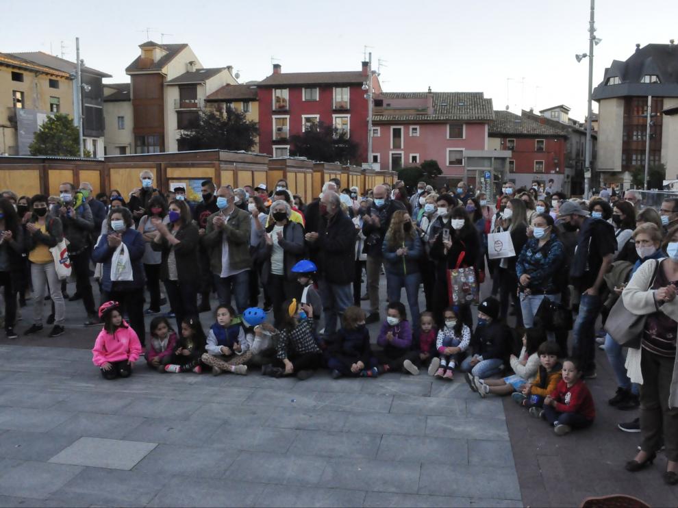 Asistentes a la concentración organizada en la plaza Biscós de Jaca.