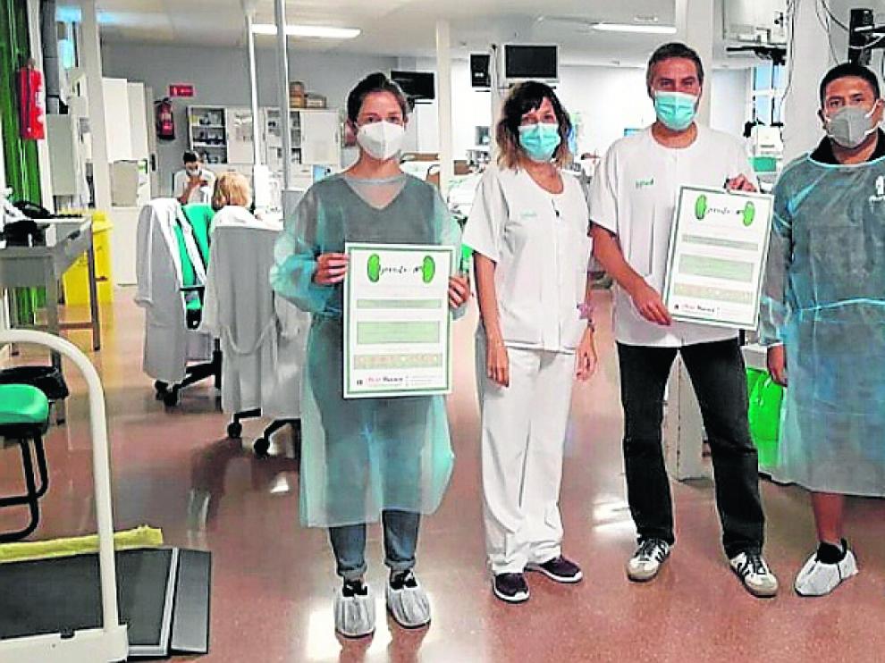 En la imagen, fisioterapeuta de Alcer, supervisora, el jefe de Nefrología y el presidente de Alcer.