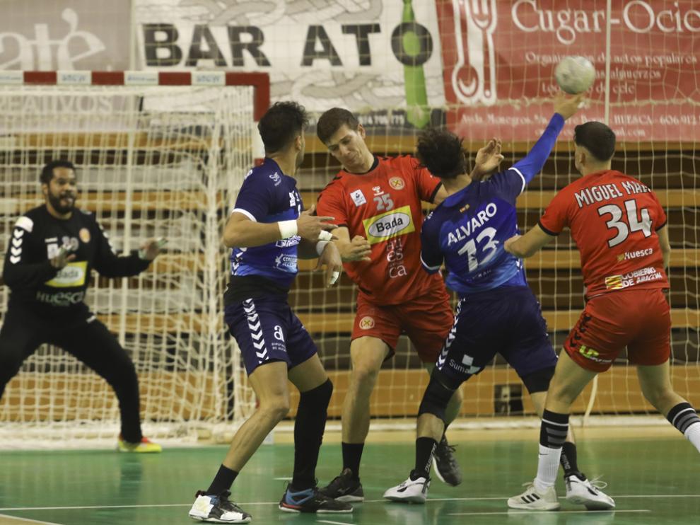 Bada Huesca cedió ante el Benidorm en el último tramo, después de ir ganando 19-16.