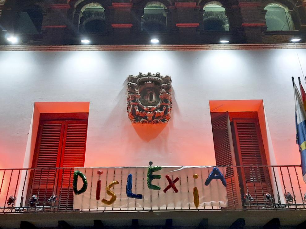 El Ayuntamiento se iluminó anoche de rojo para dar a conocer la dislexia.