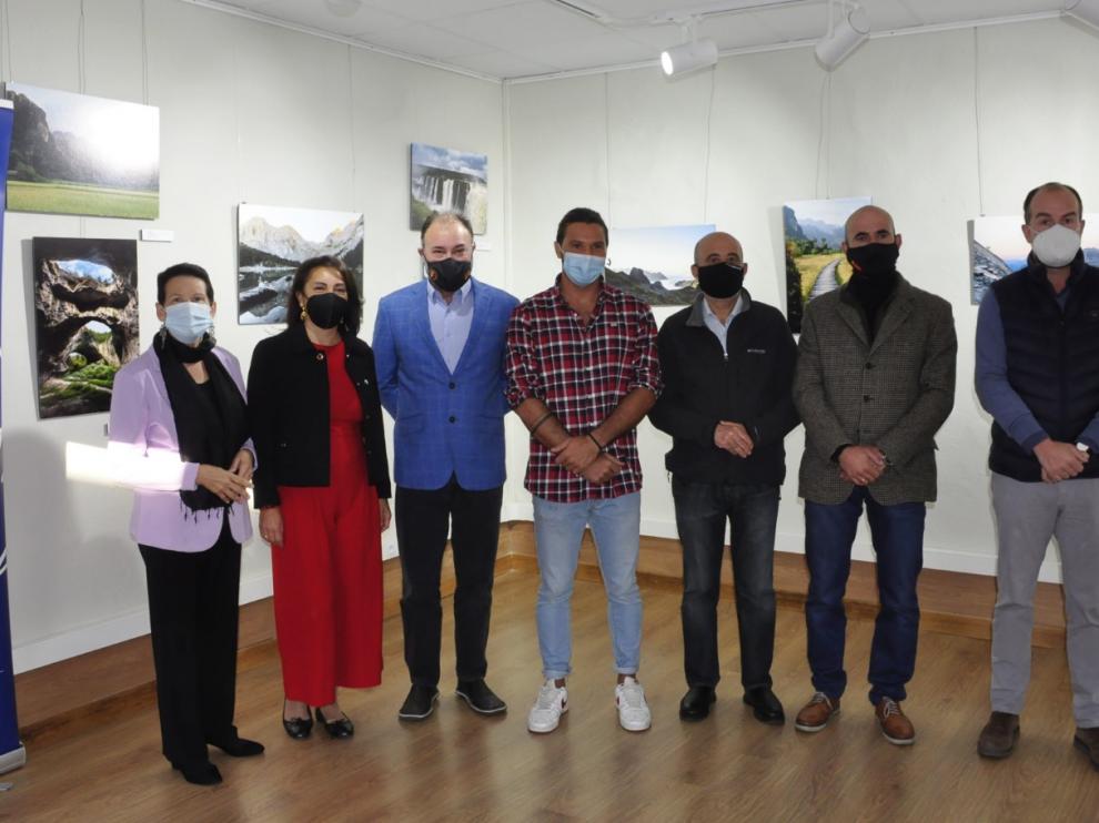 Miembros de Manos Unidas, la Ciudadela, el fotógrafo (en el medio) y autoridades en la inauguración.