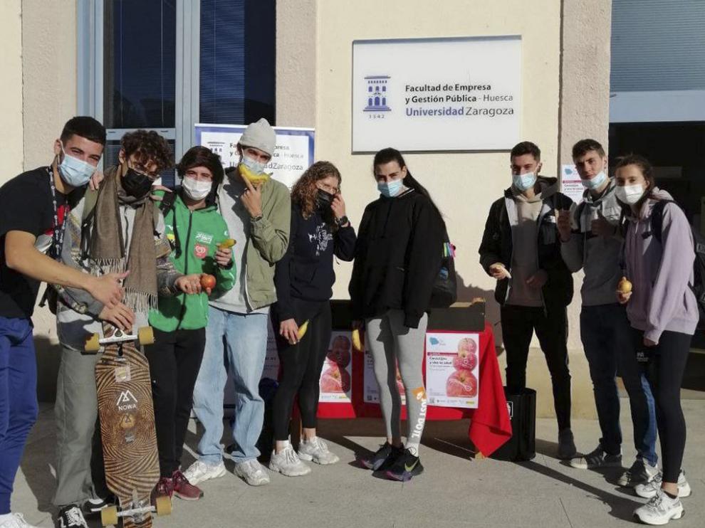 Reparto de fruta a la entrada del campus universitario.