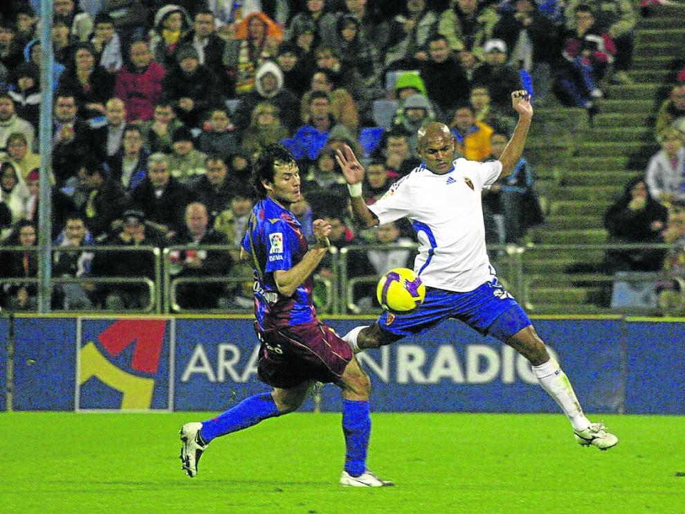 Camacho pugna con Ewerton en el primer derbi en La Romareda.