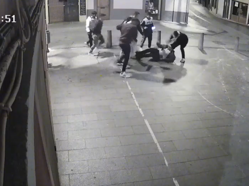 Imagen de la agresión en Jaca a un militar, captada por una cámara de seguridad.
