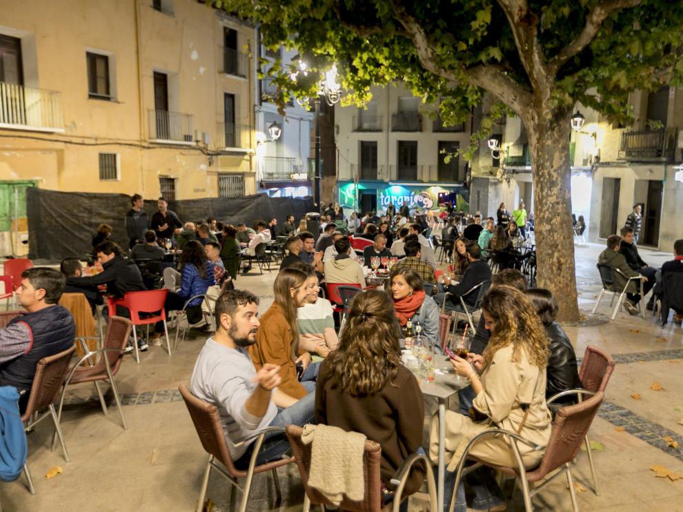 Animado ambiente, este sábado al caer la noche en la plaza de los Fueros.