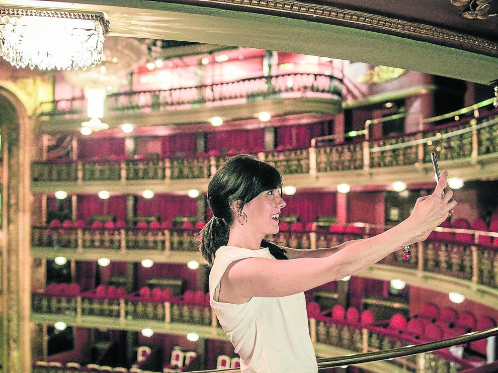 Carmen Barrantes, haciéndose un selfie en el Teatro Español (Madrid).
