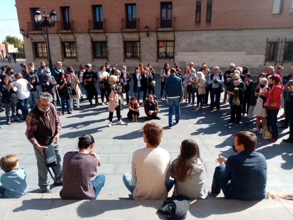 Familiares y amigos del artista le rindieron un emotivo homenaje en el exterior del Museo de Huesca.