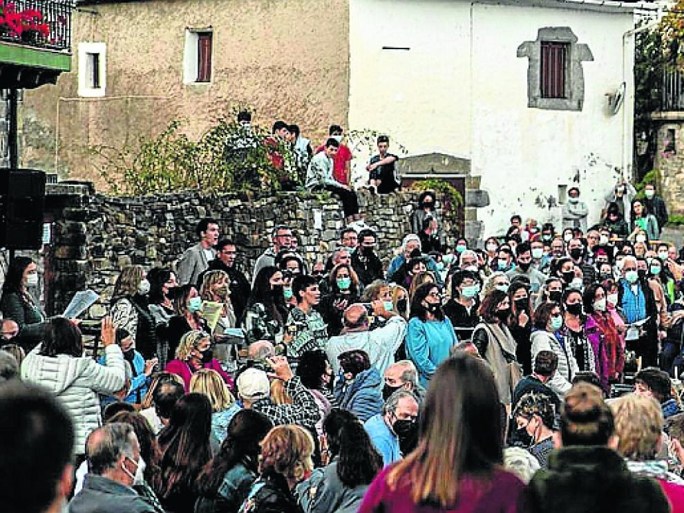 Gran ambiente en la celebración ayer de los 40 años de la Val d' Hecho.