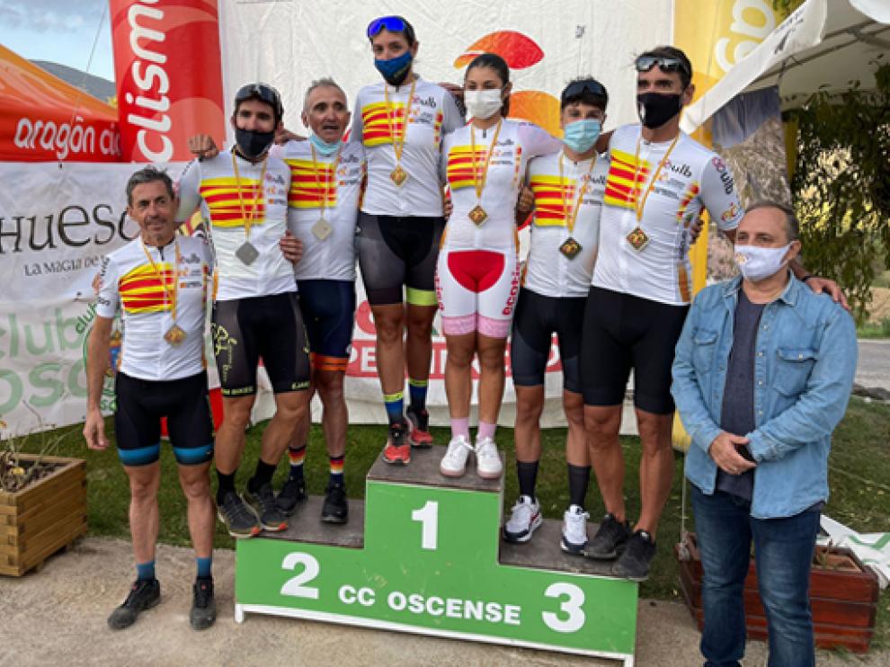 Foto de todos los nuevos campeones de Aragón en las diferentes categorías.