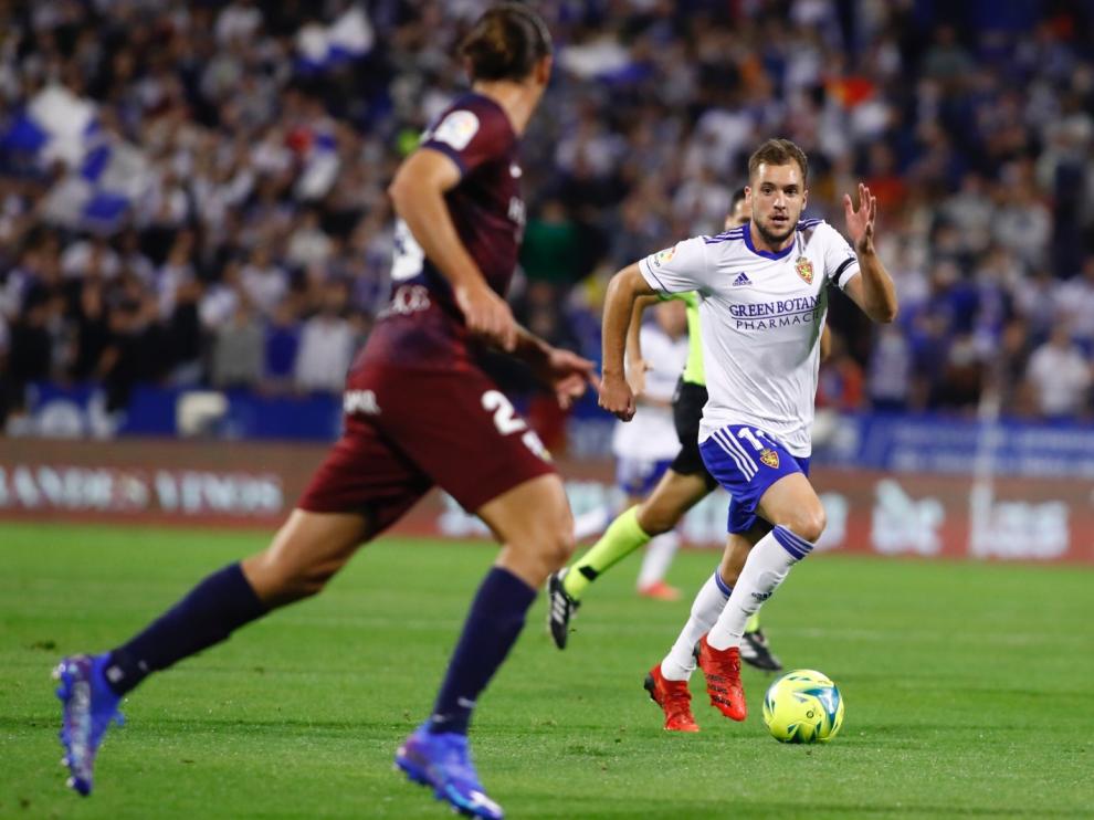 Un momento del derbi en la Romareda.