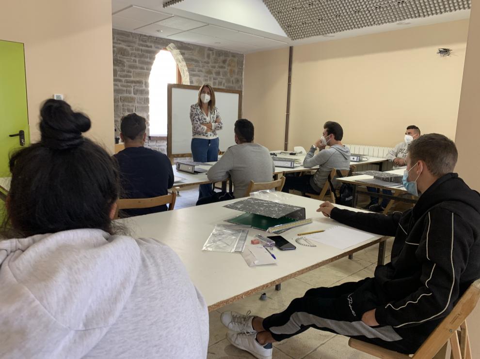La alcaldesa de Sabiñánigo, Berta Fernández, dio la bienvenida a los alumnos y profesores de los cursos.
