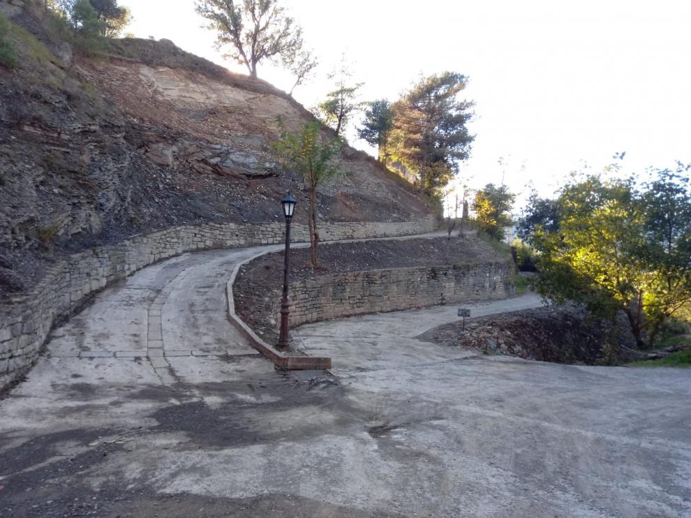 Las labores de limpieza han devuelto la accesibilidad al camino de Araguás que lleva a la iglesia y al cementerio.