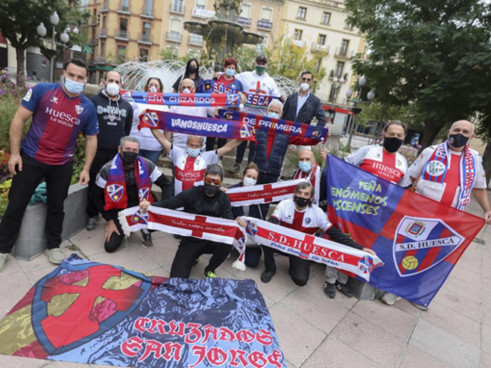 Los peñistas del Huesca calentaron motores ayer en la Plaza de Navarra.
