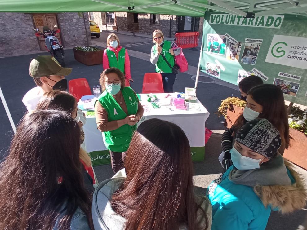 Puesto de la Asociación Española Contra el Cáncer durante la segunda Jornada del Voluntariado de La Ribagorza.
